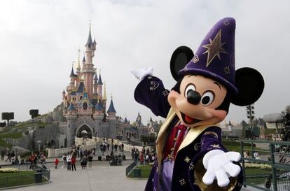 Un muñeco de Mickey Mouse en el parque Disney de París