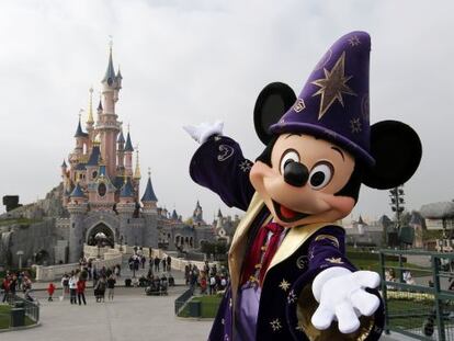 Un ninot de Mickey Mouse al parc Disney de París.