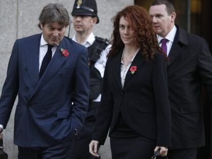 La exdirectora del &#039;News of the World&#039;, Rebekah Brooks, sale del juzgado junto a su marido, Charlie Brooks, en Londres.