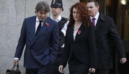 La exdirectora del &#039;News of the World&#039;, Rebekah Brooks, sale del juzgado junto a su marido, Charlie Brooks, en Londres.