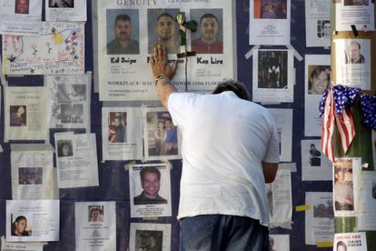 Un hombre se lamenta en el muro exterior del Hospital Bellevue de Nueva York (EE UU), repleto de fotografías de desaparecidos en los atentados terroristas contra las Torres Gemelas, sede del World Trade Center.