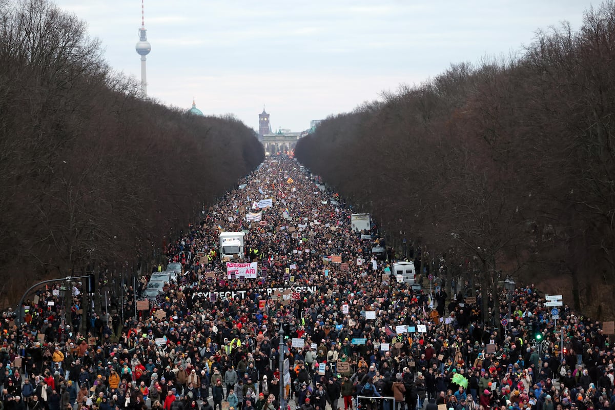 Una multitudinaria manifestación recorre Berlín contra los ultras de AfD y el conservador Merz: “Nosotros somos el cortafuegos”