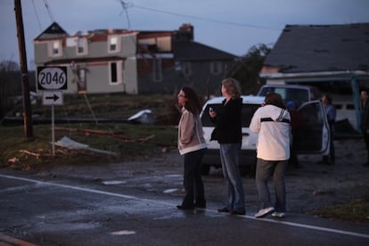 Habitantes de la localidad de Piner, en Kentucky, pasean por sus calles despu&eacute;s del temporal.