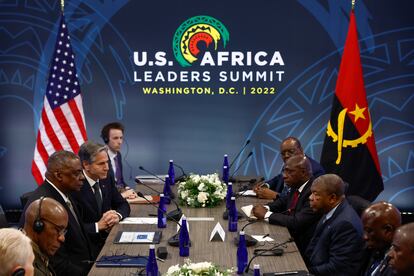 Los secretarios de Estado, Antony Blinken, y de Defensa de EEUU, Lloyd Austin, se reúnen con el presidente angoleño, Joao Lourenco, durante la cumbre EEUU-Africa que se celebra esta semana en Washington