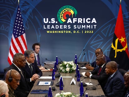 Los secretarios de Estado, Antony Blinken, y de Defensa de EEUU, Lloyd Austin, se reúnen con el presidente angoleño, Joao Lourenco, durante la cumbre EEUU-Africa que se celebra esta semana en Washington