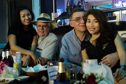 Los sexagenarios británicos George Moore y Adrian Yates disfrutan de unos días en Khon Kaen en compañía de sus parejas.