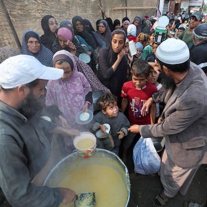 Palestinians gather to receive meals cooked by a charity kitchen, amid the ongoing conflict between Israel and Hamas, in Deir Al-Balah, in the central Gaza Strip November 10, 2024. REUTERS/Ramadan Abed