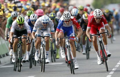 Demare (segundo por la derecha) gana el sprint por delante de Laporte (derecha), ayer en Pau.