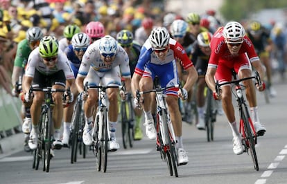 Demare (segundo por la derecha) gana el sprint por delante de Laporte (derecha), ayer en Pau.