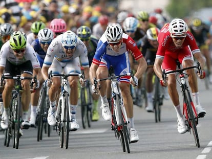 Demare (segundo por la derecha) gana el sprint por delante de Laporte (derecha), ayer en Pau.