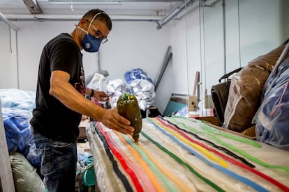 Proceso de fabricación artesanal en su taller en Brasil de lo que después serán los coloridos muebles de la colección Sushi.