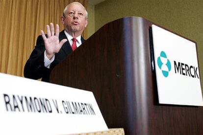 El presidente de la farmacéutica MSD, Raymond Gilmartin, anunciando la retirada del mercado del medicamento Vioxx.