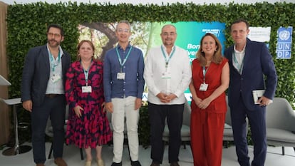 Gilles Bertrand, embajador de la Unión Europea en Colombia; Marisela Alvarenga, directora general de Negocios de BID Invest; Manuel Fernández Quilez, de la Unión Europea; Mario Pardo Bayona, director ejecutivo de BBVA Colombia; Elizabeth Martínez Marcano, directora de IFC; y Federico Sinisterra, gerente de Finance in Motion; durante un evento en la COP16 que se celebra en Cali, Colombia, el 28 de octubre 2024.