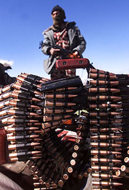Un combatiente afgano, en el frente de Gardez.