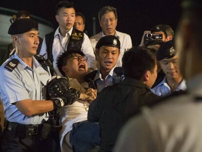 La polic&iacute;a detiene al joven activista Joshua Wong (c), conocido l&iacute;der de la &quot;Revoluci&oacute;n de los Paraguas&quot;, durante una protesta en favor del sufragio universal y de la liberaci&oacute;n del disidente chino Liu Xiaobo, en Hong Kong, este mi&eacute;rcoles