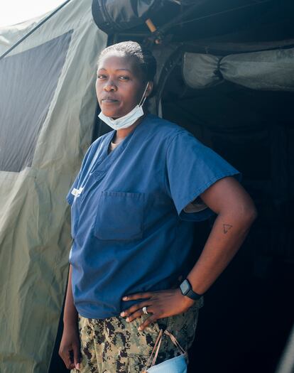 La médico Leah Moss, de Washington DC (EE UU), atiende a la salud de la gente evacuada de Afganistán.