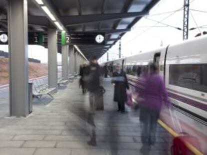 El tren de alta velocidad AVE a su llegada a la estación de Cuenca. EFE/Archivo