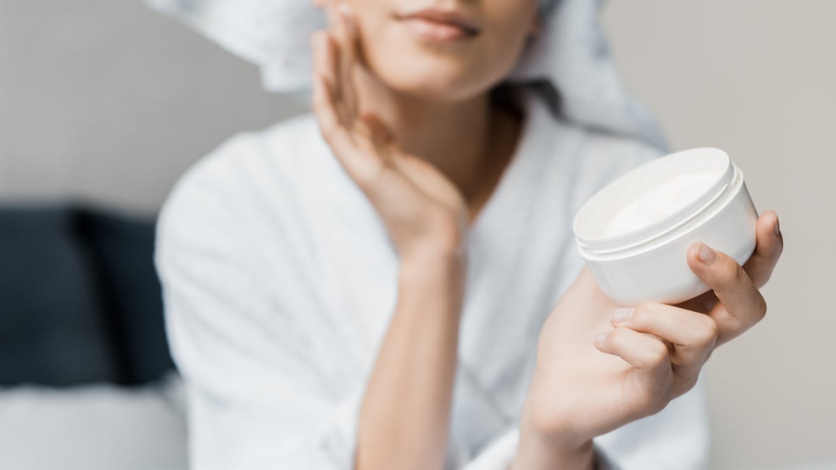 Por qué los dermatólogos recomiendan introducir una crema de noche con retinol en la rutina al terminar el verano