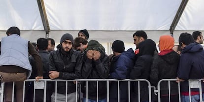 Varios migrantes hacen cola ante la Oficina Estatal de Sanidad y Asuntos Sociales en Berlín.