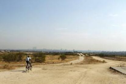 Vista de los terrenos ubicados en la localidad madrileña de Alcorcón, con Madrid al fondo. EFE/Archivo