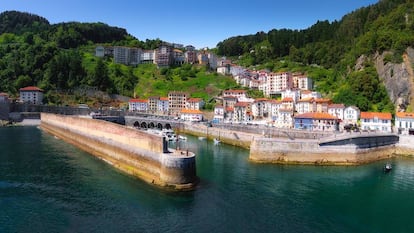 El municipio de Elantxobe, visto desde el mar.