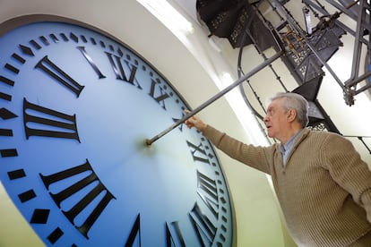 Puesta a punto del reloj de la Puerta del Sol, en Madrid, que dará las campanadas que marcan el cambio de año.