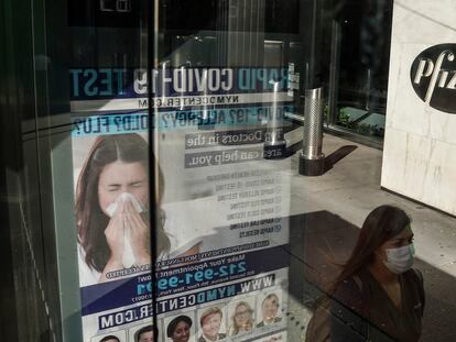 Una mujer pasa frente a la sede de Pfizer en Nueva York.