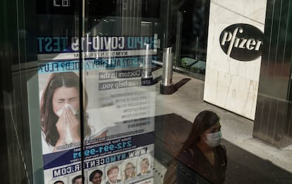 Una mujer pasa frente a la sede de Pfizer en Nueva York.