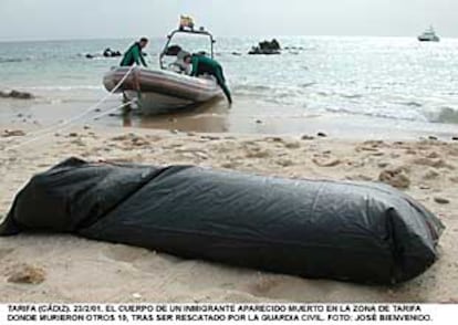 Cadáver recuperado ayer, sobre la playa de Jaboneras junto a agentes de la Guardia Civil.