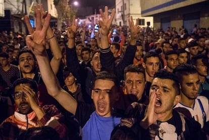 Manifestantes gritan consignas durante una protesta multitudinaria en la ciudad de al-Hoceima, el 28 de mayo de 2017. 