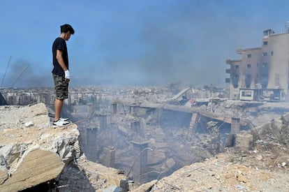 Un joven observa la destrucción causada por los ataques israelíes en los suburbios del sur de Beirut, Líbano, este sábado.