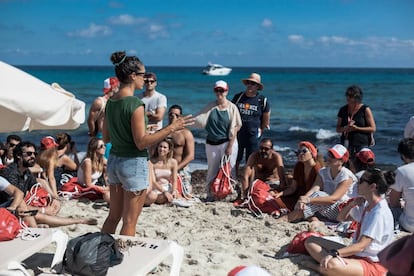 La bióloga Iara Seguí explica la importancia de la posidonia en el festival Son Estrella Galicia Posidonia.