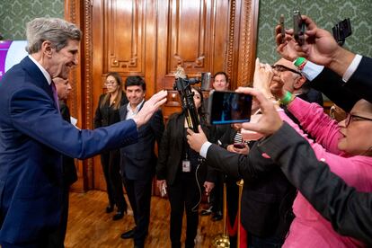 El enviado presidencial especial para el clima, John Kerry, habla con miembros de la prensa antes de la reunión con el presidente Joe Biden y el presidente mexicano, Andrés Manuel López Obrador.