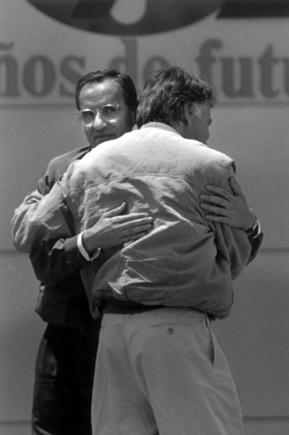 Pese al abrazo, la relación de los dos dirigentes socialistas se encontraba muy deteriorada cuando se tomó esta foto, durante un mitin en Sevilla en mayo de 1992. Antaño inseparables, Guerra había anunciado su dimisión como vicepresidente en enero de 1991. Lo hizo en un congreso de los socialistas extremeños, aunque la decisión ya era conocida por Felipe González. No renunciaba, eso sí, a su poder en el PSOE: “Me propongo pues dejar mis actuales tareas de Gobierno para dedicarme íntegramente a mi responsabilidad en la dirección del partido socialista. Así se lo he hecho saber al presidente del Gobierno, secretario general y compañero Felipe. Y él ha aceptado mi dimisión”, declaró ante los militantes de Extremadura. Se abría así una lucha por el control del partido que llevaría a acuñar a una de las familias como <i>guerristas</i>, un término que él siempre ha repudiado.