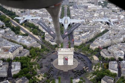 Aviones de combate Rafale franceses durante una exhibición aérea sobre París en julio pasado.