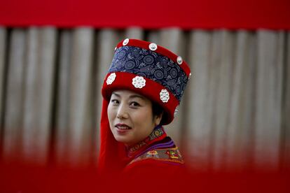 Una delegada vestida con un traje tradicional asiste a una conferencia de prensa en el municipio de Chongqing en el marco de la Asamblea Popular Nacional de China (APN) en Pekín (China), el 6 de marzo de 2018.