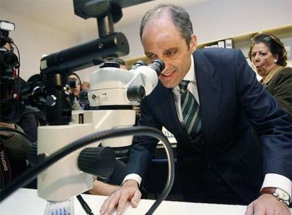 El presidente de la Generalitat Valenciana, Francisco Camps, en la inauguración hoy de las nuevas instalaciones del Centro de Investigación del hospital General Universitario de Valencia. Detrás, la alcaldesa de Valencia, Rita Barberá.