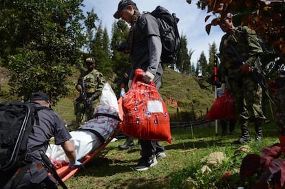 Investigadores forenses exhuman los cuerpos en una finca de Guarne en Antioquia (Colombia).