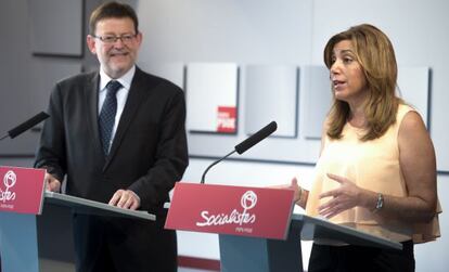 Ximo Puig y Susana Díaz hablan a los periodistas en Valencia.
