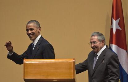 Barack Obama y Raúl Castro abandonan la rueda de prensa.