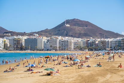 Bañistas en la playa de Las Canteras, en Las Palmas de Gran Canaria.