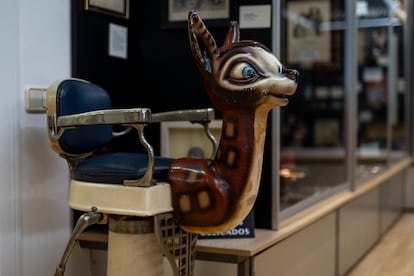 Una silla de peluquería para niños que se conserva en el museo Raffel Pages.