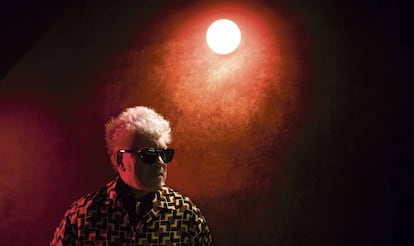 Pedro Almodóvar posa para ICON con gafas oscuras. Vista la chaqueta está claro que no eran para pasar inadvertido.