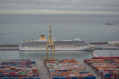 El crucero Costa Deliziosa estuvo más de un mes atracado en el puerto de Barcelona por la pandemia.