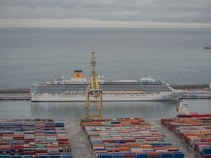 El crucero Costa Deliziosa en el puerto de Barcelona.