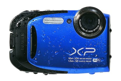 Compacta, acuática y robusta, la cámara digital FinePix XP70 de Fuji aguanta caídas desde un metro y medio, se puede sumergir a 15 metros y resiste contra polvo y arena. Dieciséis megapíxeles, vídeo Full HD, botón de ráfagas para fotos de acción y wifi para descargarlas. 200 euros. Información: www.fujifilm.eu.