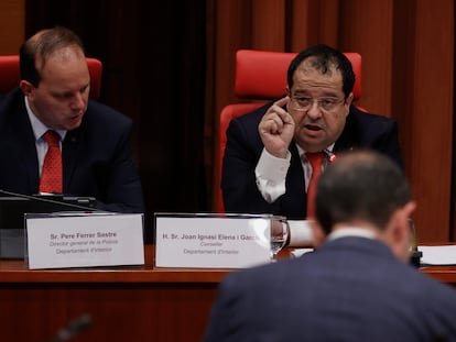 El consejero de Interior, Joan Ignasi Elena, junto al director general de la Policia, Pere Ferrer, en el Parlament en 2022.