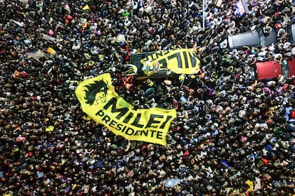 Seguidores de Milei desplegaron banderas entre la multitud, antes de conocer los resultados de la elección.