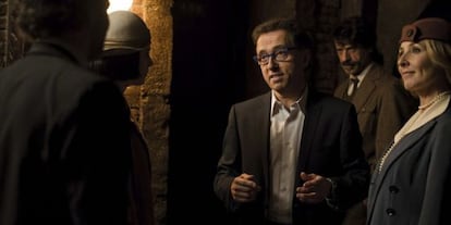 El presentador Jordi Hurtado, durante un cameo en la serie de TVE &#039;El Ministerio del Tiempo&#039;, es c&eacute;lebre por mantenerse ajeno al paso de los a&ntilde;os