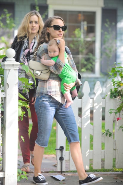 Natalie Portman y su hijo Aleph Millepied, en Los Ángeles, el 20 de octubre de 2011